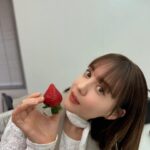 Reina Triendl Instagram - あまりん🍓 全国いちご選手権で最高金賞を受賞したいちごです。 甘くて、香りが良くて、おいしかった〜♡ ひるおび後にもう一粒いただいちゃいました。 おめでとう、あまりん☺️ 明日スーパーでいちご買おっと☺️ 無限に食べれちゃうんだよなぁ。。