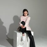 Reina Triendl Instagram - @spring_tkj 🌸 本日発売です🐬 ボリュームシューズのページに出てます。 「ハンサムなのにオンナぽい」がテーマ! まさに私の理想です👡 ぜひ見てね 美月ちゃんの表紙が目印✌︎
