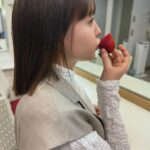 Reina Triendl Instagram - あまりん🍓 全国いちご選手権で最高金賞を受賞したいちごです。 甘くて、香りが良くて、おいしかった〜♡ ひるおび後にもう一粒いただいちゃいました。 おめでとう、あまりん☺️ 明日スーパーでいちご買おっと☺️ 無限に食べれちゃうんだよなぁ。。