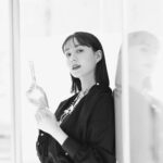 Reina Triendl Instagram - すーっと馴染んで、瞬時にハリとうるおいを感じた部分用美容液♡ 美容医療発想でヒアルロン酸を補充できるのだそう。すごい、、! メイクの上からも使えるので、これから手放せなくなりそう🤤 私は香りもすごく好きで、昨晩寝る前につけたら幸せな気持ちになりました🕊️ #カプチュールトータル　#ヒアルショット #SUPPORTEDBYDIOR