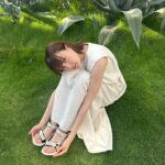 Reina Triendl Instagram - 私の夏🍃 @bemyflora のカラダに優しいおやつ食べたり😋 @chloe × @teva のサンダル履いたり👡 ピラティスに行ったり🤸‍♂️(ポーズが意外とキツくて笑っちゃってる) 大好きなお蕎麦屋さんに行ったり🍃 ゴロゴロしたり、 にゃんこに癒されたり🐈 🍉☺️ あ、1枚目と2枚目のワンピースは、 @intimite_onemile のです。 ヘビロテしてる😚