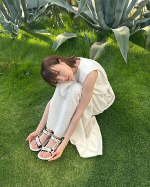 Reina Triendl Instagram - 私の夏🍃

@bemyflora のカラダに優しいおやつ食べたり😋

@chloe × @teva のサンダル履いたり👡

ピラティスに行ったり🤸‍♂️(ポーズが意外とキツくて笑っちゃってる)

大好きなお蕎麦屋さんに行ったり🍃

ゴロゴロしたり、
にゃんこに癒されたり🐈

🍉☺️

あ、1枚目と2枚目のワンピースは、
@intimite_onemile のです。
ヘビロテしてる😚