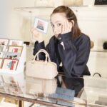 Reina Triendl Instagram - 大大大好きな @miumiu 青山店へ☁️ 新作バッグ「Arcadie」（アルカディ）のローンチを記念して、7/25(火)までの間 大切な人や家族にメッセージを添えてポストカードを投函できるんだそう💌 かわいいポスト📮に、ポストカードが並んでいました! みなさんもぜひ❤︎ @miumiu のアンダーウェアを日常着として着るコンセプトがすごく好き。形も本当に綺麗です💫 #MiuMiu #MiuArcadie #PR