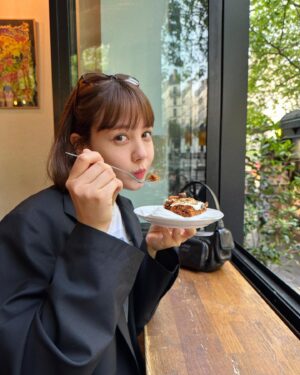 Reina Triendl Instagram - 夜9時で
この明るさ🇫🇷

🍃