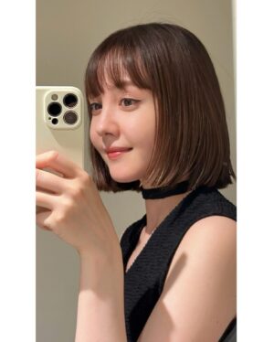 Reina Triendl Instagram - ボブ😚

くせ毛も少し落ち着かせてもらって
本当〜に楽☺️😚

お気に入りです🫶

トップスはえみさまの　@lautashi ♡

@kenichiforsenseofhumour ✂︎