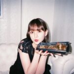 Reina Triendl Instagram - 今日から「ウソ婚」 スタートです😚 現場でいただいた焼肉弁当とレミ。 おいしかったなー😋 また食べたい😋😚 …ってそんな事よりも 「ウソ婚」最終回までぜひお付き合いください🫶 @kadora_11j