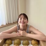 Reina Triendl Instagram – 鳥取県から梨が届きました🍐

二十世紀梨はシャッキっとしていて、瑞々しくて、大好き！皮ごと丸かじりもおいしいんですよ♡

もう10年毎年送ってくださっていて、
本当にありがたいです☺️

湯梨浜町、また行きたいなぁ。

2枚目以降は、ひるおびのお衣装🍂
秋っぽい♡ まだまだ暑いけど、
今日から9月ですもんね。