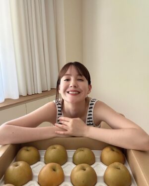 Reina Triendl Instagram - 鳥取県から梨が届きました🍐

二十世紀梨はシャッキっとしていて、瑞々しくて、大好き！皮ごと丸かじりもおいしいんですよ♡

もう10年毎年送ってくださっていて、
本当にありがたいです☺️

湯梨浜町、また行きたいなぁ。

2枚目以降は、ひるおびのお衣装🍂
秋っぽい♡ まだまだ暑いけど、
今日から9月ですもんね。