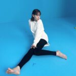 Reina Triendl Instagram - オフショット🤸‍♀️ 私も今日から脚のケアさらに頑張ろうっと✌︎ ゆっくり湯船に使って、 着圧リブレギンス履いて、 ピラティスがんばって。と😉✌︎ あと、お水をたくさん飲もう。 ここに書いて意識高めます🤸‍♀️