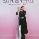 Reina Triendl Instagram - すーっと馴染んで、瞬時にハリとうるおいを感じた部分用美容液♡ 美容医療発想でヒアルロン酸を補充できるのだそう。すごい、、! メイクの上からも使えるので、これから手放せなくなりそう🤤 私は香りもすごく好きで、昨晩寝る前につけたら幸せな気持ちになりました🕊️ #カプチュールトータル　#ヒアルショット #SUPPORTEDBYDIOR