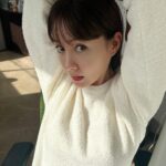 Reina Triendl Instagram - オフショット🤸‍♀️ 私も今日から脚のケアさらに頑張ろうっと✌︎ ゆっくり湯船に使って、 着圧リブレギンス履いて、 ピラティスがんばって。と😉✌︎ あと、お水をたくさん飲もう。 ここに書いて意識高めます🤸‍♀️