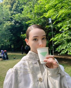 Reina Triendl Instagram - PRADA MODE🩵

東京都庭園美術館にて庭園を舞台に、建築、アート、音楽を満喫してきました☺️
晴れていて、気持ちがよかった〜!

このpradaの洋服もとっても好み☺️☺️

#PRADAMODE