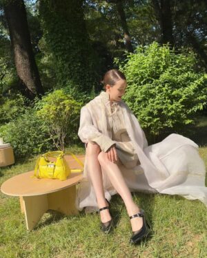 Reina Triendl Instagram - PRADA MODE🩵

東京都庭園美術館にて庭園を舞台に、建築、アート、音楽を満喫してきました☺️
晴れていて、気持ちがよかった〜!

このpradaの洋服もとっても好み☺️☺️

#PRADAMODE