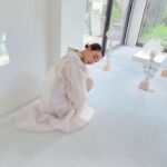 Reina Triendl Instagram - PRADA MODE🩵 東京都庭園美術館にて庭園を舞台に、建築、アート、音楽を満喫してきました☺️ 晴れていて、気持ちがよかった〜! このpradaの洋服もとっても好み☺️☺️ #PRADAMODE