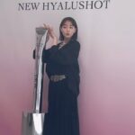 Reina Triendl Instagram - すーっと馴染んで、瞬時にハリとうるおいを感じた部分用美容液♡ 美容医療発想でヒアルロン酸を補充できるのだそう。すごい、、! メイクの上からも使えるので、これから手放せなくなりそう🤤 私は香りもすごく好きで、昨晩寝る前につけたら幸せな気持ちになりました🕊️ #カプチュールトータル　#ヒアルショット #SUPPORTEDBYDIOR