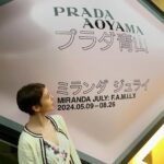 Reina Triendl Instagram - 今日から8/26までプラダ青山店 6Fにて開催される、プラダ財団によるミランダ・ジュライの展覧会「MIRANDA JULY: F.A.M.I.L.Y.」♡ インスタグラムを通じて人間関係のあり方を考察した、最新作のマルチチャンネルビデオインスタレーションを鑑賞してきました。 ファッションは、2024プレフォールコレクションのフラワープリントのドレスに、小物をプラスした遊び心のあるコーディネート❤︎ 髪切ってからベレー帽に初挑戦したよ☺︎ 所々にある薄ピンクに癒されながら、 アー トもファッションも楽しんだ1日でした♡ 個人的にはいただいたポスターがすごーくお気に入り🐅 #MIRANDAJULY #PRADA #PradaGalleria #PR