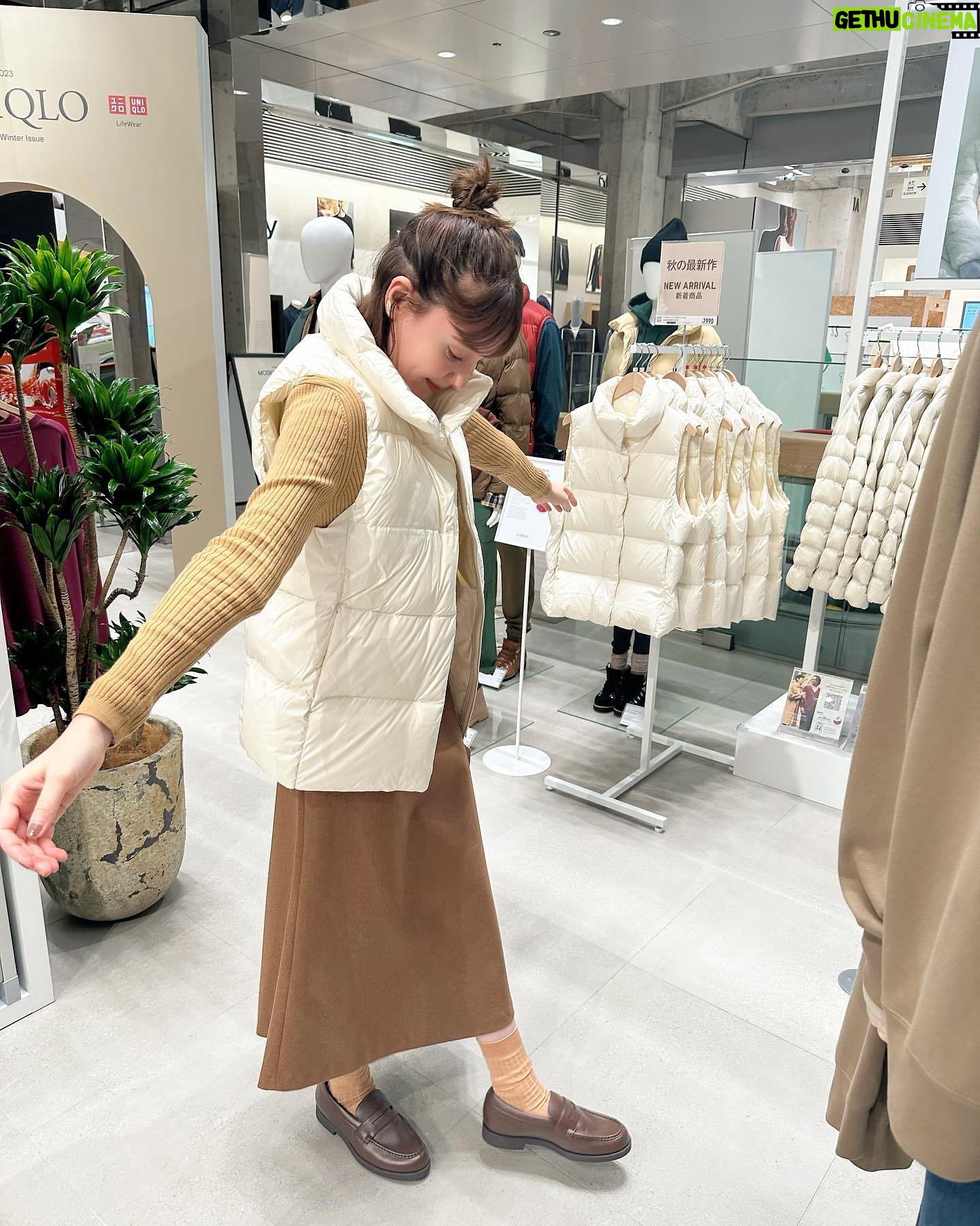 Reina Triendl Instagram - 「UNIQLO LifeWear Exhibition 2023FW in TOKYO」に遊びにきました🤎 ダウンは軽くて、さらにフワフワに進化していたし、重ね着したい秋冬の服がたくさんでした♡ 楽しかったなぁ〜😊 「UNQLO CREPE」のキッチンカーもあるらしいのです😋😚 この日着ている服ももちろん全身ユニクロ。 水色とブラウンを合わせるの大好き! この日のメイクも載せてみたから、 最後まで見てみてください🧸 #UNIQLO #LifeWear #UNIQLO2023FW