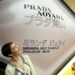 Reina Triendl Instagram - 今日から8/26までプラダ青山店 6Fにて開催される、プラダ財団によるミランダ・ジュライの展覧会「MIRANDA JULY: F.A.M.I.L.Y.」♡ インスタグラムを通じて人間関係のあり方を考察した、最新作のマルチチャンネルビデオインスタレーションを鑑賞してきました。 ファッションは、2024プレフォールコレクションのフラワープリントのドレスに、小物をプラスした遊び心のあるコーディネート❤︎ 髪切ってからベレー帽に初挑戦したよ☺︎ 所々にある薄ピンクに癒されながら、 アー トもファッションも楽しんだ1日でした♡ 個人的にはいただいたポスターがすごーくお気に入り🐅 #MIRANDAJULY #PRADA #PradaGalleria #PR