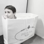 Reina Triendl Instagram - 今日から8/26までプラダ青山店 6Fにて開催される、プラダ財団によるミランダ・ジュライの展覧会「MIRANDA JULY: F.A.M.I.L.Y.」♡ インスタグラムを通じて人間関係のあり方を考察した、最新作のマルチチャンネルビデオインスタレーションを鑑賞してきました。 ファッションは、2024プレフォールコレクションのフラワープリントのドレスに、小物をプラスした遊び心のあるコーディネート❤︎ 髪切ってからベレー帽に初挑戦したよ☺︎ 所々にある薄ピンクに癒されながら、 アー トもファッションも楽しんだ1日でした♡ 個人的にはいただいたポスターがすごーくお気に入り🐅 #MIRANDAJULY #PRADA #PradaGalleria #PR