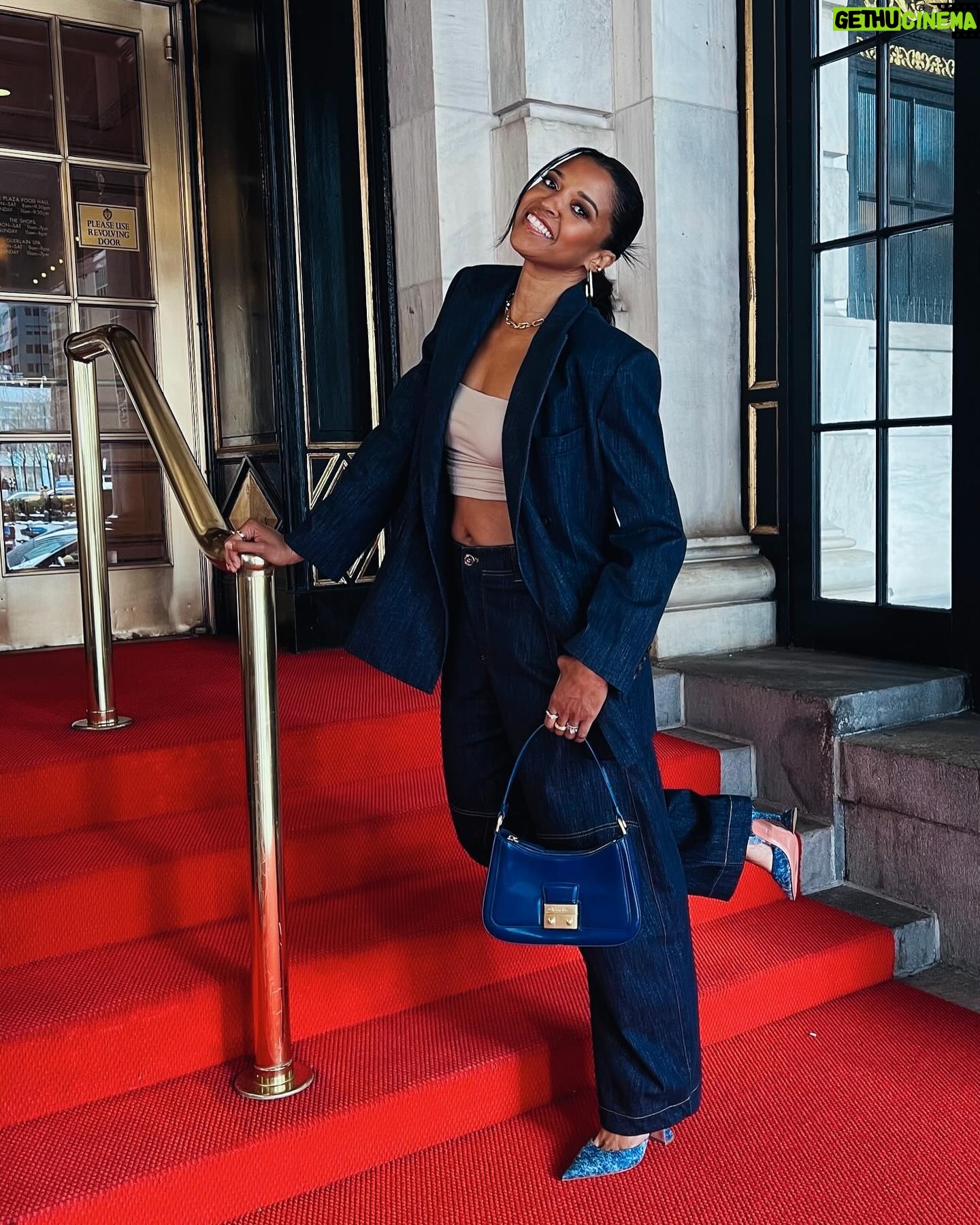 Renée Elise Goldsberry Instagram - Wednesday, WERK! Watch #Girls5eva! All 3 seasons, now on #Netflix ! Makeup: @billieegene Hair: @derickmonroe Stylist: @sarahslutsky Look: @brunellocucinelli Shoes: @aminamuaddi Bag: @31philliplim Jewelry: @foundrae #GIRLS5EVA #press #glam #nyc