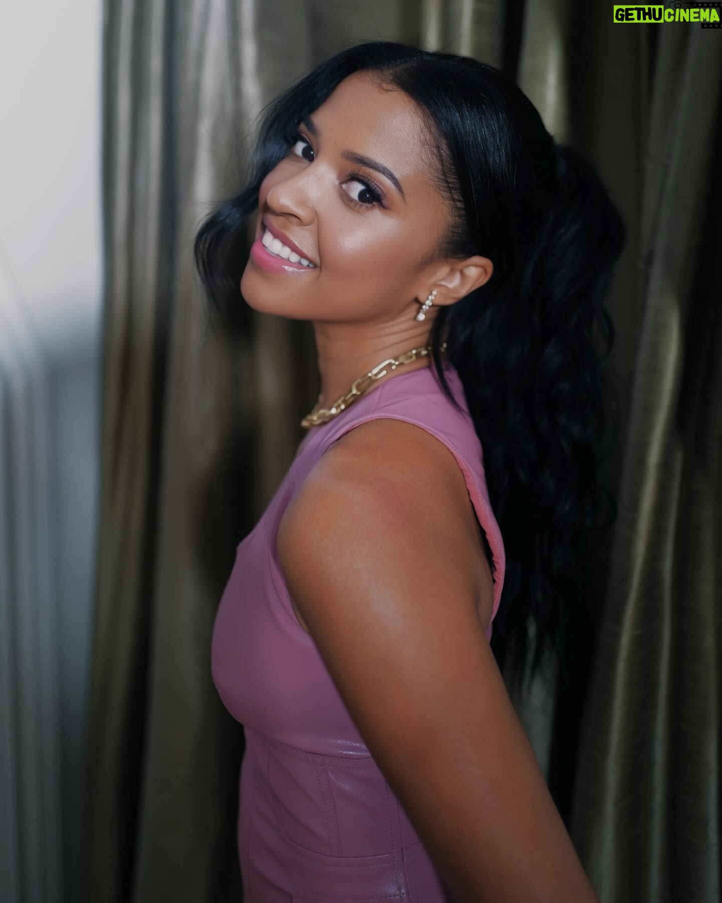 RenΓ©e Elise Goldsberry Instagram - Dressed for press! #Girls5Eva πͺ‘: @sarahslutsky π: @billieegene ππΎββοΈ: @derickmonroe π: @tanyataylor π‘: @charleskeithofficial π: @grownbrilliance π: @aminamuaddi #netflix #girls5eva #glam #nyc #press