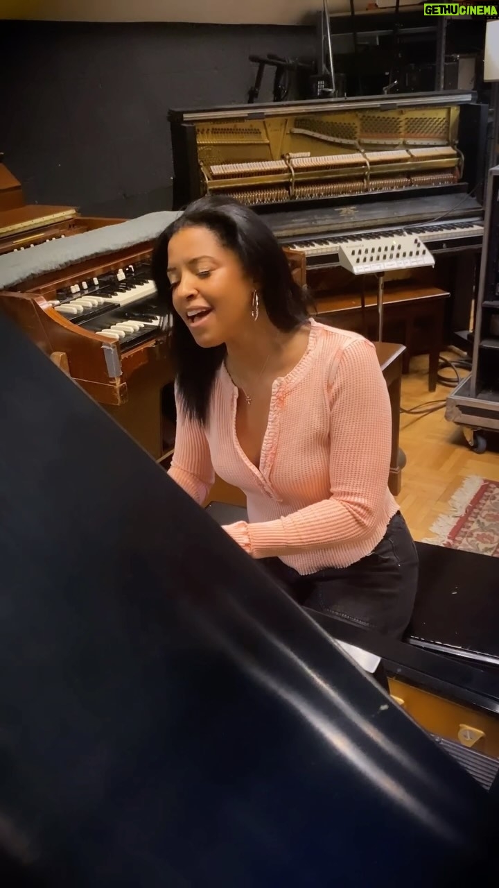 Renée Elise Goldsberry Instagram - #WhydoFOOLsfallinlove #AprilFools Inspired by Wickie Watch #Girls5eva