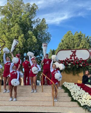 Renée Elise Goldsberry Instagram - My 2024 started with a PARADE!
#RoseBowlParade
The Grand Marshall was 🔥! @audramcdonald #willswenson
4ever grateful 4 the invite! @cswanson44 @meswanson @coleswanson_ @lukeswannn @kenjiswanson @juliarswanson 
#HAPPYNEWYEAR2024