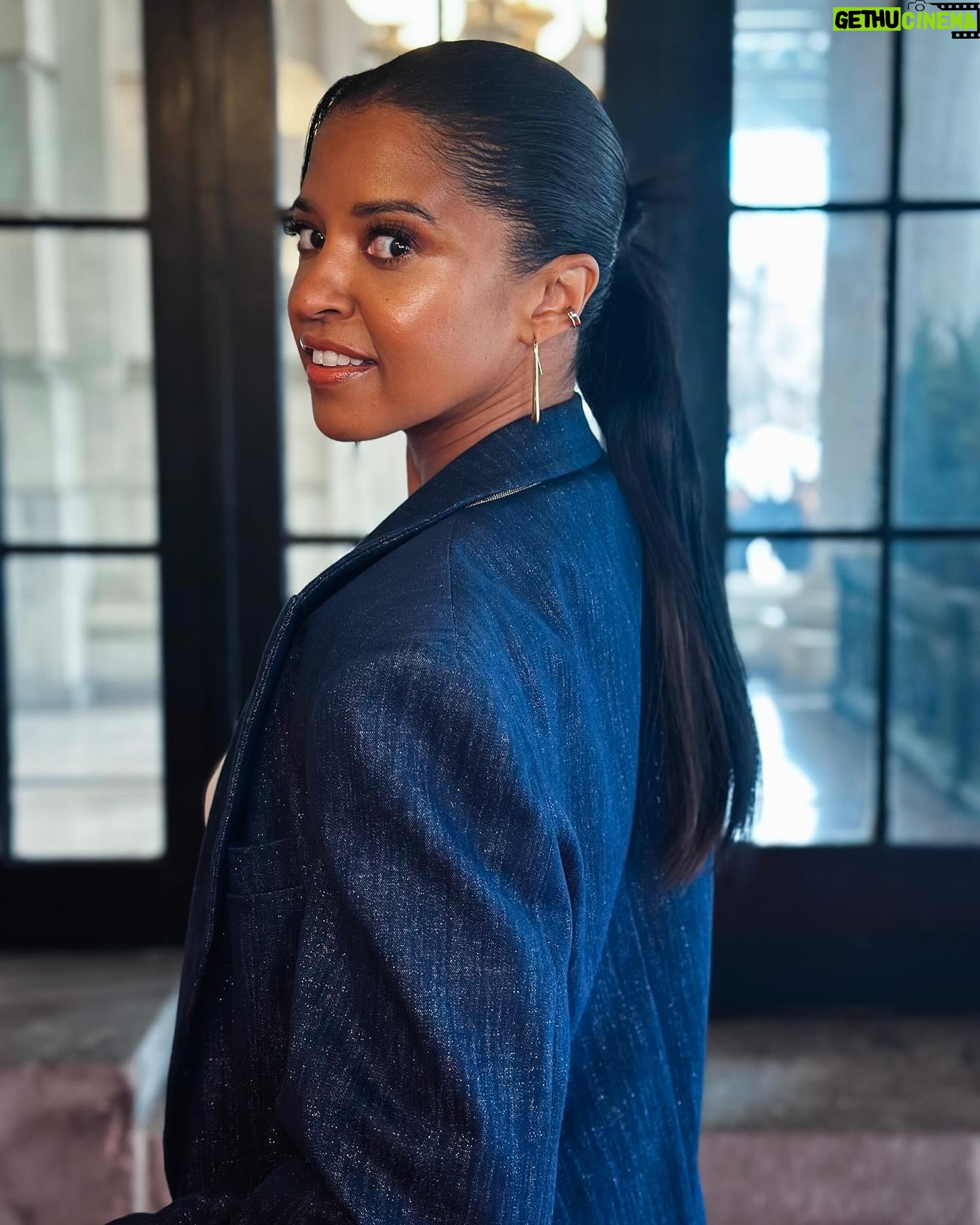 Renée Elise Goldsberry Instagram - Wednesday, WERK! Watch #Girls5eva! All 3 seasons, now on #Netflix ! Makeup: @billieegene Hair: @derickmonroe Stylist: @sarahslutsky Look: @brunellocucinelli Shoes: @aminamuaddi Bag: @31philliplim Jewelry: @foundrae #GIRLS5EVA #press #glam #nyc