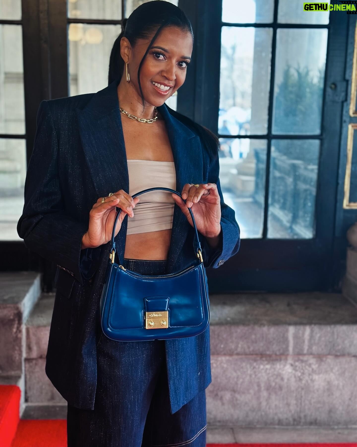 Renée Elise Goldsberry Instagram - Wednesday, WERK! Watch #Girls5eva! All 3 seasons, now on #Netflix ! Makeup: @billieegene Hair: @derickmonroe Stylist: @sarahslutsky Look: @brunellocucinelli Shoes: @aminamuaddi Bag: @31philliplim Jewelry: @foundrae #GIRLS5EVA #press #glam #nyc