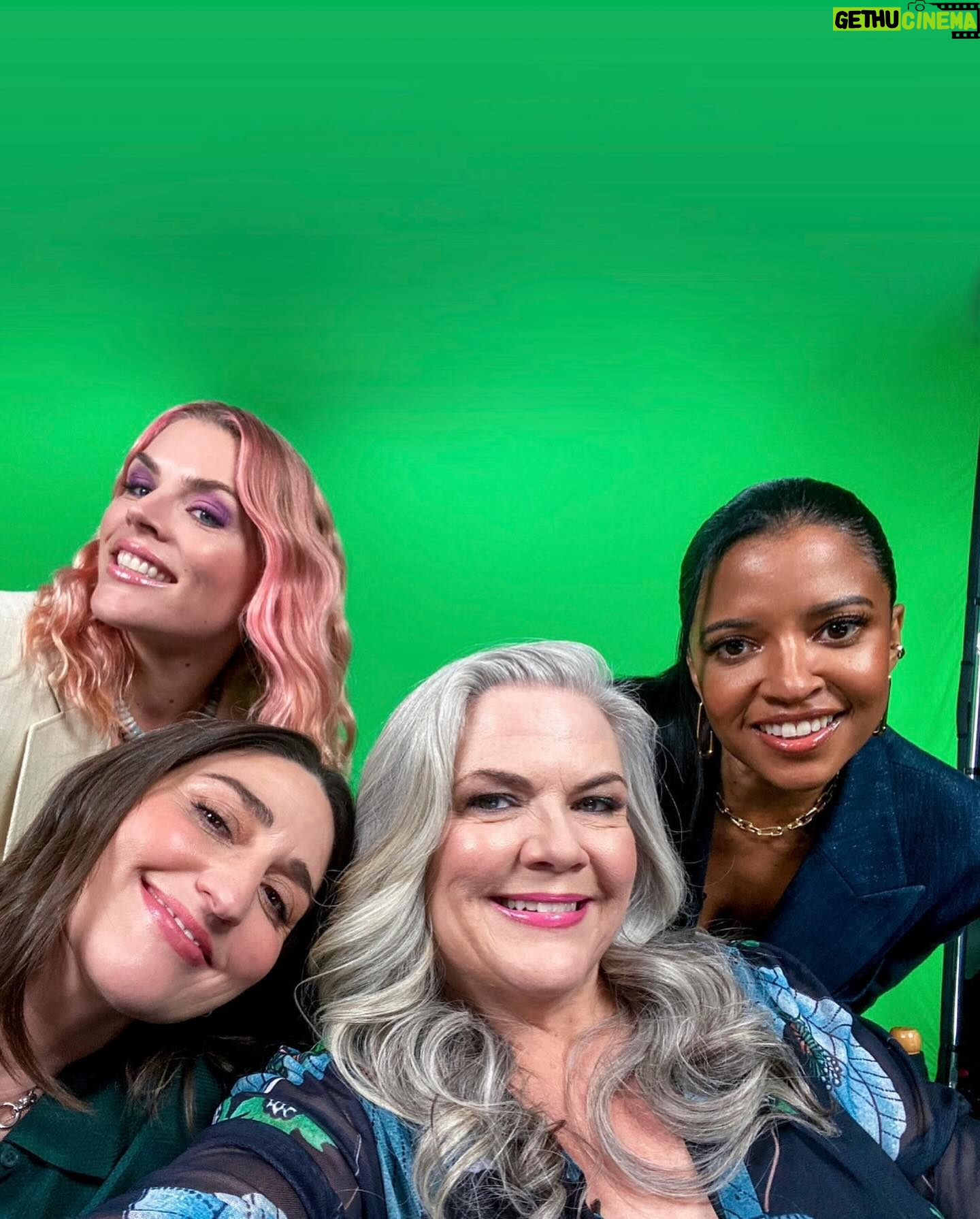 Renée Elise Goldsberry Instagram - Wednesday, WERK! Watch #Girls5eva! All 3 seasons, now on #Netflix ! Makeup: @billieegene Hair: @derickmonroe Stylist: @sarahslutsky Look: @brunellocucinelli Shoes: @aminamuaddi Bag: @31philliplim Jewelry: @foundrae #GIRLS5EVA #press #glam #nyc
