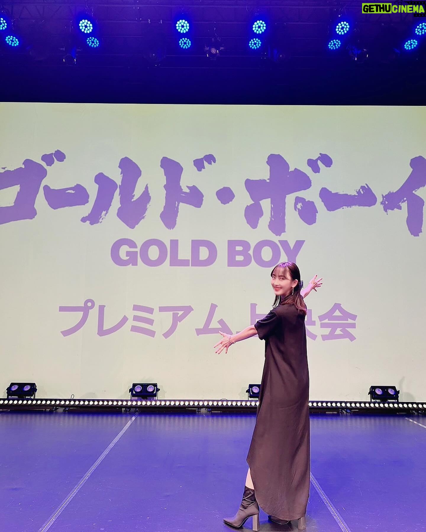 Rena Matsui Instagram - 映画『ゴールド・ボーイ』のプレミアム上映会でした。 同時生配信もあり、全国の劇場でご覧いただいた皆さん、会場にお越しの皆さん、ありがとうございました。 映画はいかがだったでしょうか? ネタバレ禁止ですので多くは語れませんが、まさか!!がたくさんある作品になっております。 2024年3月8日公開です。 2月26日には名古屋のミッドランドスクエアシネマで試写会があります。 なんとFC会員さんは抽選で50名様のご招待もありますので、皆さんぜひご来場いただけると嬉しいです! 3枚目は最近覚えたポーズです。やるとマネージャーさんがまたそのポーズって感じの顔をします笑 ほら、覚えたことを繰り返すのって大事だから、ね。 (髪型めちゃくちゃ可愛くしてもらったから、もっと寄りで撮れば良かった😭)