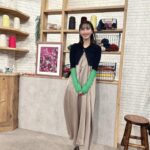 Rena Matsui Instagram - 明日は21：30からNHKにて「すてきにハンドメイド」の放送があります。 今回は素敵な押し花作りに挑戦しました。 家にあるものでも簡単に季節の花を楽しめちゃうから、ハマってしまいそうですよー✨ cardigan,one-piece @ommo_official_ jewelry @nojess_official shoes @alm._official