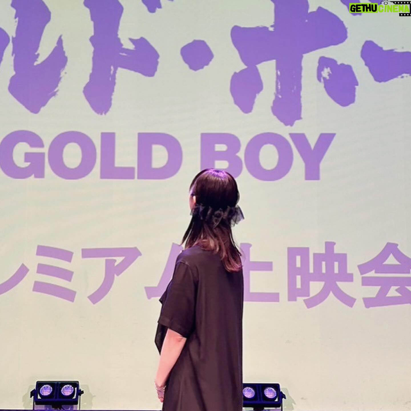 Rena Matsui Instagram - 映画『ゴールド・ボーイ』のプレミアム上映会でした。 同時生配信もあり、全国の劇場でご覧いただいた皆さん、会場にお越しの皆さん、ありがとうございました。 映画はいかがだったでしょうか? ネタバレ禁止ですので多くは語れませんが、まさか!!がたくさんある作品になっております。 2024年3月8日公開です。 2月26日には名古屋のミッドランドスクエアシネマで試写会があります。 なんとFC会員さんは抽選で50名様のご招待もありますので、皆さんぜひご来場いただけると嬉しいです! 3枚目は最近覚えたポーズです。やるとマネージャーさんがまたそのポーズって感じの顔をします笑 ほら、覚えたことを繰り返すのって大事だから、ね。 (髪型めちゃくちゃ可愛くしてもらったから、もっと寄りで撮れば良かった😭)