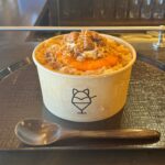Rena Matsui Instagram - #氷屋kitsune　@kitsune.0917 🥕🍧キャロットケーキ チャイシロップがベースで氷がすっきりしていて食べやすい！ にんじんのピューレにクリームチーズの組み合わせが酸味と甘味のバランスがバッチリで、そこにラムレーズンのアクセントがたまらない、、、。 🍌🍧バターソテー バナナとキャラメル(まかない氷) キャラメルシロップとミルクシロップのベース。 上にはバターソテーしたバナナと、ほろ苦さが抜群の美味しさの生キャラメルソース。 あともう一口！もう一個！と後を引く美味しさ🥺 サイズ感がかわいすぎて、子猫を見る時と同じ声が出ます。 次はいつ行こうかな✨ #かきごおりすと　#かき氷