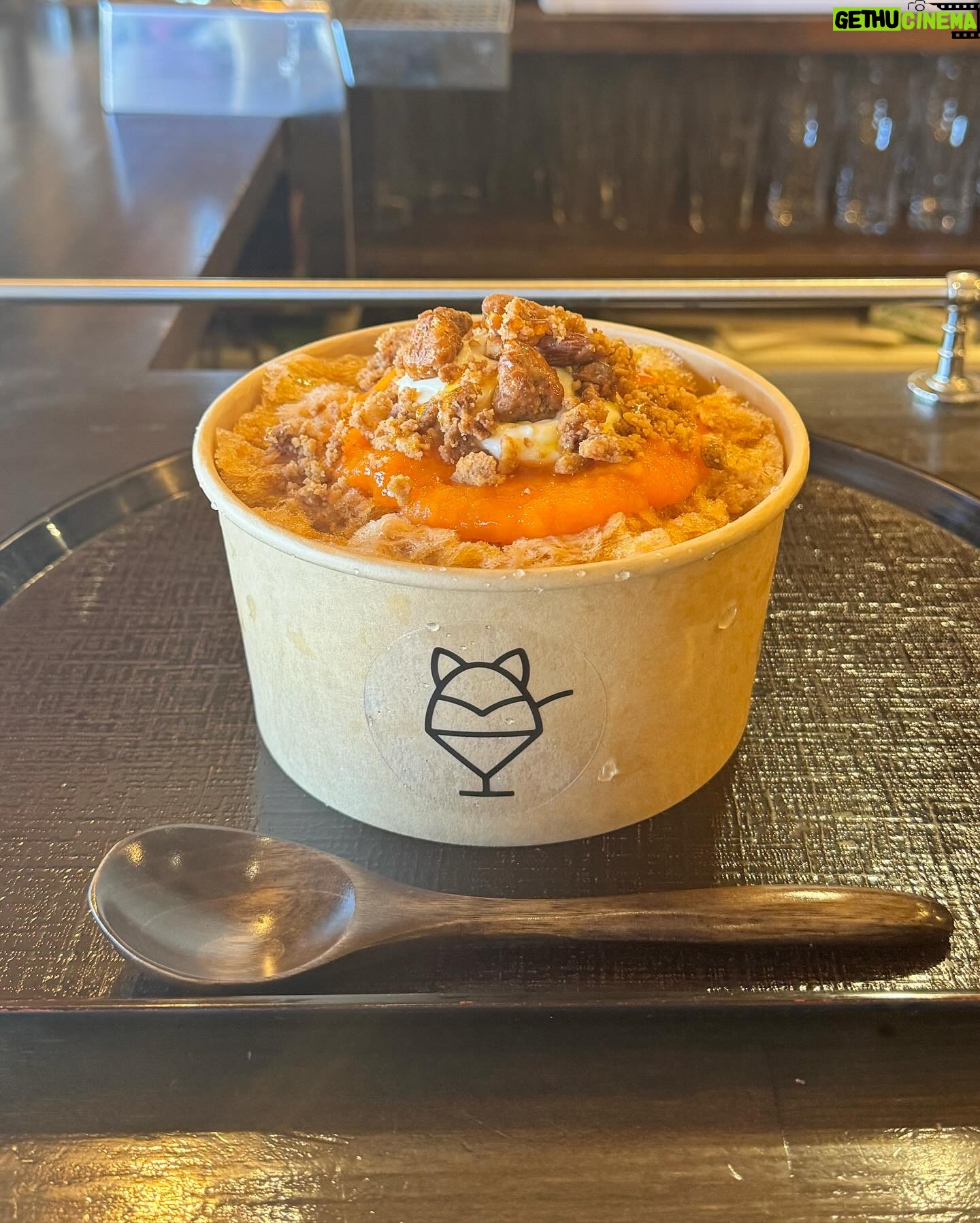 Rena Matsui Instagram - #氷屋kitsune @kitsune.0917 🥕🍧キャロットケーキ チャイシロップがベースで氷がすっきりしていて食べやすい! にんじんのピューレにクリームチーズの組み合わせが酸味と甘味のバランスがバッチリで、そこにラムレーズンのアクセントがたまらない、、、。 🍌🍧バターソテー バナナとキャラメル(まかない氷) キャラメルシロップとミルクシロップのベース。 上にはバターソテーしたバナナと、ほろ苦さが抜群の美味しさの生キャラメルソース。 あともう一口!もう一個!と後を引く美味しさ🥺 サイズ感がかわいすぎて、子猫を見る時と同じ声が出ます。 次はいつ行こうかな✨ #かきごおりすと #かき氷