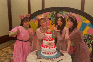 Rena Matsui Instagram - 🎂✨🧚

思い出投稿
あいにゃんのお誕生日をお祝いしたセレブレーションダイニング🩷
あいにゃんの大好きなミニーちゃんにとお友達にお祝いに駆けつけてもらいました💕🥺