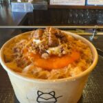 Rena Matsui Instagram - #氷屋kitsune　@kitsune.0917 🥕🍧キャロットケーキ チャイシロップがベースで氷がすっきりしていて食べやすい！ にんじんのピューレにクリームチーズの組み合わせが酸味と甘味のバランスがバッチリで、そこにラムレーズンのアクセントがたまらない、、、。 🍌🍧バターソテー バナナとキャラメル(まかない氷) キャラメルシロップとミルクシロップのベース。 上にはバターソテーしたバナナと、ほろ苦さが抜群の美味しさの生キャラメルソース。 あともう一口！もう一個！と後を引く美味しさ🥺 サイズ感がかわいすぎて、子猫を見る時と同じ声が出ます。 次はいつ行こうかな✨ #かきごおりすと　#かき氷