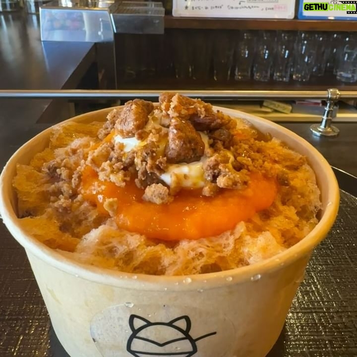 Rena Matsui Instagram - #氷屋kitsune @kitsune.0917 🥕🍧キャロットケーキ チャイシロップがベースで氷がすっきりしていて食べやすい! にんじんのピューレにクリームチーズの組み合わせが酸味と甘味のバランスがバッチリで、そこにラムレーズンのアクセントがたまらない、、、。 🍌🍧バターソテー バナナとキャラメル(まかない氷) キャラメルシロップとミルクシロップのベース。 上にはバターソテーしたバナナと、ほろ苦さが抜群の美味しさの生キャラメルソース。 あともう一口!もう一個!と後を引く美味しさ🥺 サイズ感がかわいすぎて、子猫を見る時と同じ声が出ます。 次はいつ行こうかな✨ #かきごおりすと #かき氷