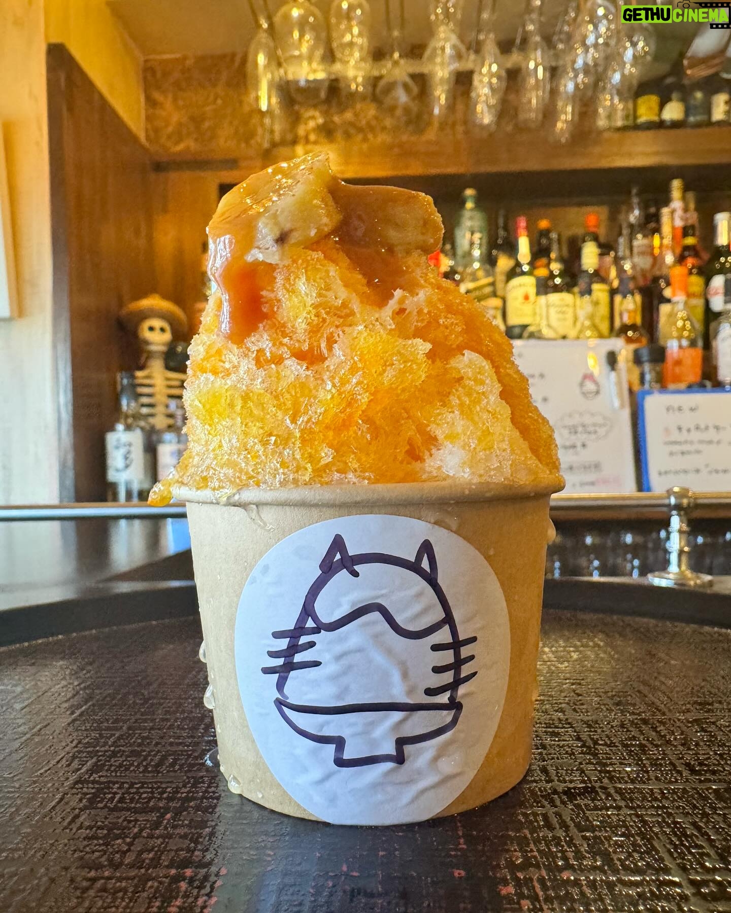 Rena Matsui Instagram - #氷屋kitsune @kitsune.0917 🥕🍧キャロットケーキ チャイシロップがベースで氷がすっきりしていて食べやすい! にんじんのピューレにクリームチーズの組み合わせが酸味と甘味のバランスがバッチリで、そこにラムレーズンのアクセントがたまらない、、、。 🍌🍧バターソテー バナナとキャラメル(まかない氷) キャラメルシロップとミルクシロップのベース。 上にはバターソテーしたバナナと、ほろ苦さが抜群の美味しさの生キャラメルソース。 あともう一口!もう一個!と後を引く美味しさ🥺 サイズ感がかわいすぎて、子猫を見る時と同じ声が出ます。 次はいつ行こうかな✨ #かきごおりすと #かき氷