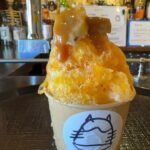 Rena Matsui Instagram - #氷屋kitsune　@kitsune.0917 🥕🍧キャロットケーキ チャイシロップがベースで氷がすっきりしていて食べやすい！ にんじんのピューレにクリームチーズの組み合わせが酸味と甘味のバランスがバッチリで、そこにラムレーズンのアクセントがたまらない、、、。 🍌🍧バターソテー バナナとキャラメル(まかない氷) キャラメルシロップとミルクシロップのベース。 上にはバターソテーしたバナナと、ほろ苦さが抜群の美味しさの生キャラメルソース。 あともう一口！もう一個！と後を引く美味しさ🥺 サイズ感がかわいすぎて、子猫を見る時と同じ声が出ます。 次はいつ行こうかな✨ #かきごおりすと　#かき氷