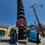 Rena Matsui Instagram - 写真がありすぎるのでまだまだ投稿続くカリフォルニア旅。 carslandはラジエータースプリングスの世界そのままで、 ラジエター・スプリングス・レーサーは驚く仕掛けがたくさん！ 作品が好きであればあるほどここから出られないじゃないかと、エリアの造り込みに唸る私。 ライドのシステムを知ることでアトラクションがさらに面白くなる貴重な体験もして、このアトラクションがお気に入りになりました。 #DisneyCaliforniaAdventure #CaliforniaAdventure #adventurebydisney