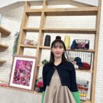 Rena Matsui Instagram - 明日は21：30からNHKにて「すてきにハンドメイド」の放送があります。 今回は素敵な押し花作りに挑戦しました。 家にあるものでも簡単に季節の花を楽しめちゃうから、ハマってしまいそうですよー✨ cardigan,one-piece @ommo_official_ jewelry @nojess_official shoes @alm._official