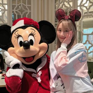 Rena Matsui Instagram - YouTubeにて香港ディズニー旅行の2日目をアップしました。
グリーティングにアトラクションにショーにグルメと大満喫！
楽しすぎて早くまた香港行きたいよー🥺
#香港ディズニー
#hongkongdisneyland