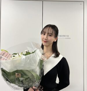 Rena Matsui Instagram - 『世界ふしぎ発見！』最終回ご覧いただきありがとうございました。
なんとラストにトップ賞という事で、長年ゲットできなかったクリスタルひとしくんを手にしました🥺(過去のトップ賞もちゃんととってあります✨)
ミステリーハンターとして10年前にWDWとTDRのレポート、去年はイギリスの魔法の歴史をレポートさせていただけたことは一生忘れない素晴らしい思い出になっています。
ふしぎ発見のスタッフの皆様はいつ行ってもあたたかく迎えてくださり、特に一緒にロケを行ったクルーの皆さんとは本当に楽しい時間を過ごすことができ好きが溢れて最後の収録で会えた時、跳びあがってしまうほど笑

まずは38年お疲れ様でした。
またふしぎ発見に会える日を楽しみしています！