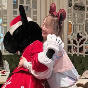 Rena Matsui Instagram - YouTubeにて香港ディズニー旅行の2日目をアップしました。
グリーティングにアトラクションにショーにグルメと大満喫！
楽しすぎて早くまた香港行きたいよー🥺
#香港ディズニー
#hongkongdisneyland