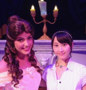 Rena Matsui Instagram - 『世界ふしぎ発見！』最終回ご覧いただきありがとうございました。
なんとラストにトップ賞という事で、長年ゲットできなかったクリスタルひとしくんを手にしました🥺(過去のトップ賞もちゃんととってあります✨)
ミステリーハンターとして10年前にWDWとTDRのレポート、去年はイギリスの魔法の歴史をレポートさせていただけたことは一生忘れない素晴らしい思い出になっています。
ふしぎ発見のスタッフの皆様はいつ行ってもあたたかく迎えてくださり、特に一緒にロケを行ったクルーの皆さんとは本当に楽しい時間を過ごすことができ好きが溢れて最後の収録で会えた時、跳びあがってしまうほど笑

まずは38年お疲れ様でした。
またふしぎ発見に会える日を楽しみしています！
