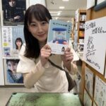 Rena Matsui Instagram – たくさんの書店さんに伺い、ご挨拶とサイン本の作成をさせていただきました。
直接書店員さんとお会いし、作品の感想を聞くことができるこの時間をこれからも大切にし続けていきたいと思います。
エッセイを大きく取り扱っていただきありがとうございます。
FC版も追加でサイン本を作りましたので、販売をお待ちください！
#私だけの水槽