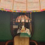Rena Matsui Instagram – 大好きな聖子さんとさとみさんが出ている舞台を観に三軒茶屋へ。
お休みの日にインプットをしてゆったり過ごすのもいいね。

『#カラカラ天気と5人の紳士』は棺桶の使い道を考える紳士たちの物語。
使うんだったら誰かが死なないと行けないじゃないかと、どうやったら死ねるのか試行錯誤するんだけど、その会話模様が面白くもあり、時々怖くもなる。
聖子さんとさとみさんは嵐のように現れ、雨風を降らしまくっていく様がかっこよくて痺れちゃう。(特に息を吐き出すあのシーンが大好き)
「死ぬのを止める権利なんてないでしょ！」と啖呵切るところは思わず唸ってしまいました。
時代によって変わる価値観、死生観。
生きること、死ぬことって普段はあまり意識しないで生活しているけど、生きているって常に死への準備をしているんだなと観終わった今は感じています。

東京公演は4/26まで。
4/23には配信もあるみたいなので、ぜひ。
