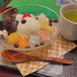 Rena Matsui Instagram – 大好きな聖子さんとさとみさんが出ている舞台を観に三軒茶屋へ。
お休みの日にインプットをしてゆったり過ごすのもいいね。

『#カラカラ天気と5人の紳士』は棺桶の使い道を考える紳士たちの物語。
使うんだったら誰かが死なないと行けないじゃないかと、どうやったら死ねるのか試行錯誤するんだけど、その会話模様が面白くもあり、時々怖くもなる。
聖子さんとさとみさんは嵐のように現れ、雨風を降らしまくっていく様がかっこよくて痺れちゃう。(特に息を吐き出すあのシーンが大好き)
「死ぬのを止める権利なんてないでしょ！」と啖呵切るところは思わず唸ってしまいました。
時代によって変わる価値観、死生観。
生きること、死ぬことって普段はあまり意識しないで生活しているけど、生きているって常に死への準備をしているんだなと観終わった今は感じています。

東京公演は4/26まで。
4/23には配信もあるみたいなので、ぜひ。