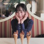 Rena Matsui Instagram - シャーウッドガーデンのランチタイム。 今季限定のアイスクリームの盛り付けが可愛い❤️ バニラはミルク感、チョコは濃厚、ストロベリーはフレッシュなイチゴを感じられてあっという間に完食。 📷 @yoshidasan.disney 💘✨